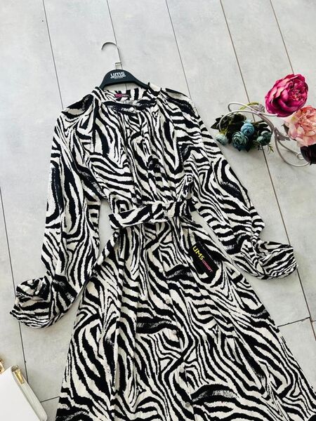 HESA ZEBRA DESENLİ VE KEMERLİ HAKİM YAKA ELBİSE B11-1-2253-01-SİYAH